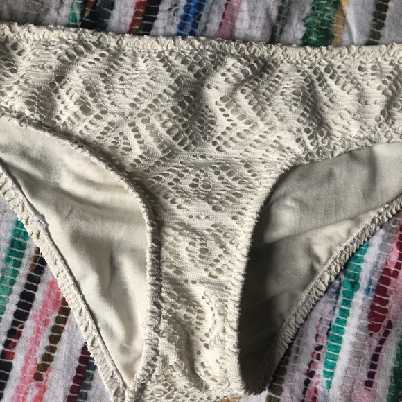 🌊ROXY white flutter textured MEDIUM bikini set - Picture 2 of 16